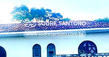 Casa ampla com 6 quartos, 5 banheiros, 3 vagas, área de lazer e desocupada