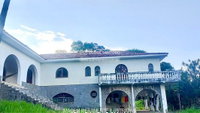 Casa ampla com 6 quartos, 5 banheiros, 3 vagas, área de lazer e desocupada
