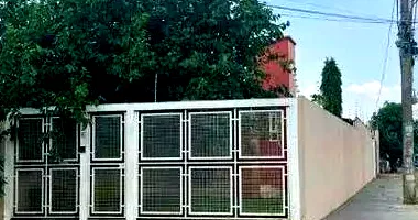 Casa padrão com 3 quartos, 2 banheiros, 2 vagas, 146m² construída, ocupada