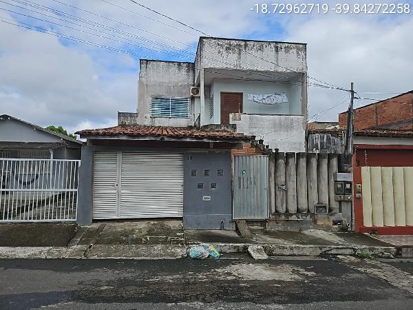 Casa com 2 Quartos e Área de Serviço em Forno Velho