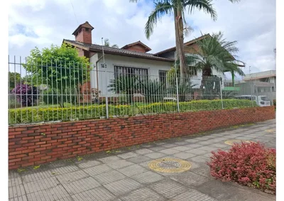 Casa com 272m² de área construída em terreno de 871m²