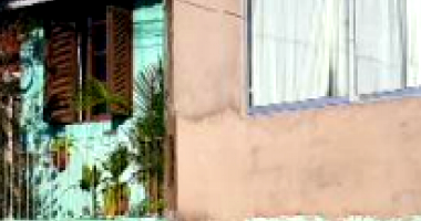 Casa residencial com 2 banheiros, 2 cozinhas e 2 salas, ocupada