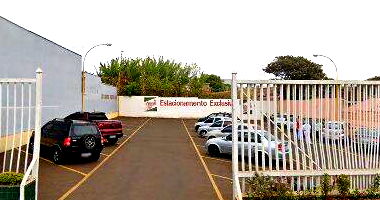 Casa com 3 quartos, 2 banheiros, 1 vaga, área construída 134m², desocupada