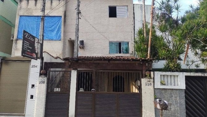 Casa em São Vicente com 3 quartos e 2 banheiros