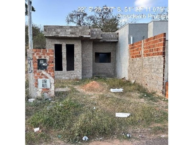Terreno com construção inacabada - Presidente Prudente/SP