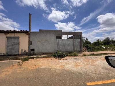 Casa com 3 Quartos, 2 Banheiros e 70m²
