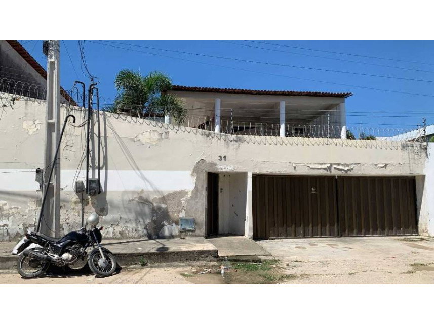 Casa ocupada com 378 m² e 1 vaga