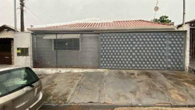 Casa padrão com 3 quartos, 2 banheiros e 2 vagas de garagem, ocupada
