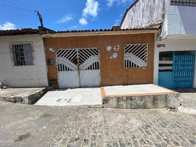 Casa com 3 quartos e 1 banheiro, 58,93 m² construída, desocupada