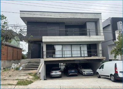 Sobrado em Condomínio Swiss Park - 420m², 4 quartos, 3 banheiros, 2 vagas