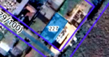 Terreno com Casa de Madeira em Mau Estado