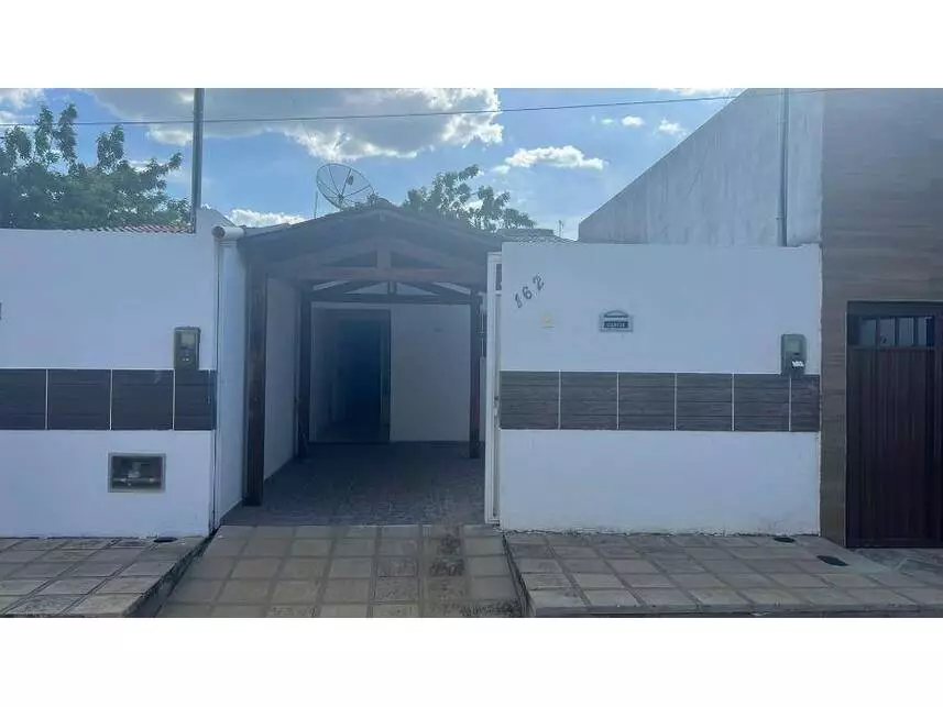 Casa em Leilão com 96m² Construída em Patos/PB