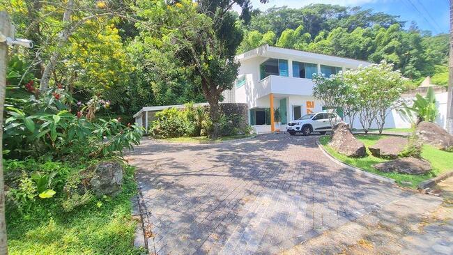 Casa com 5 dormitórios, 4 suítes, 900m² construídos, 2400m² de terreno