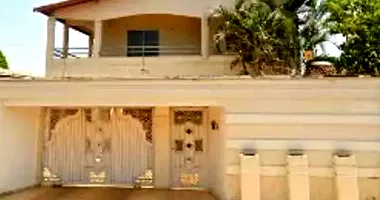 Casa com 250m² construídos em terreno de 432m²