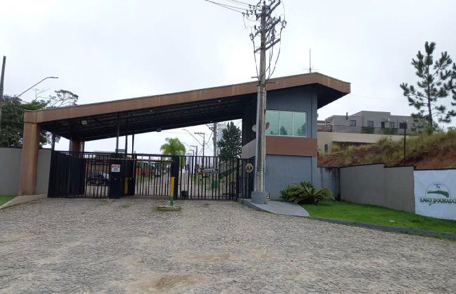 Terreno amplo de 2.436,76 m² com área verde e ocupado