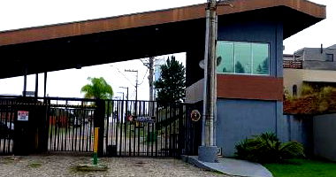 Terreno amplo de 2.436,76 m² com área verde e ocupado