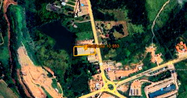 Terreno industrial com galpão, terraplanagem e pavimentação, ocupado