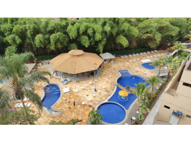 Apartamento com 1 quarto, 1 banheiro e varanda em condomínio com piscinas termais
