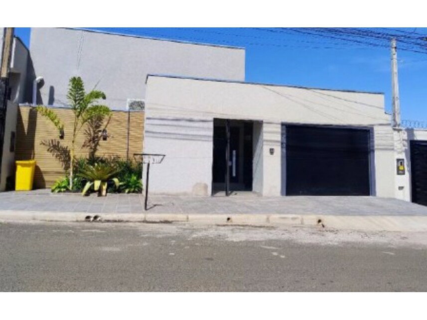 Casa em Leilão com 4 Quartos e 2 Banheiros