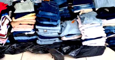 Lote com 127 calças e 42 camisetas - Mineiros/GO