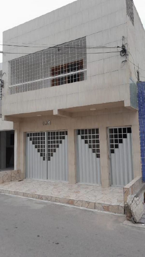 Casa com 2 pavimentos, 6 quartos, 2 banheiros e 108m²