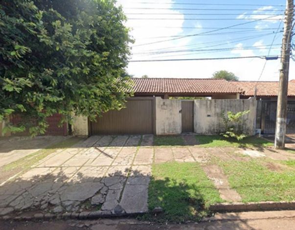 Casa com 4 quartos, garagem e portão eletrônico no Centro
