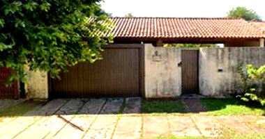 Casa com 4 quartos, garagem e portão eletrônico no Centro