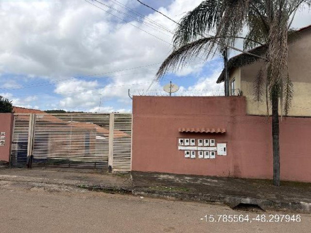 Casa 2 quartos com varanda e 2 banheiros em Águas Lindas de Goiás