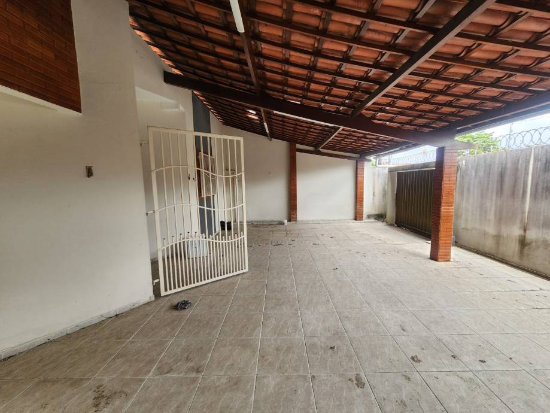 Casa com 1 vaga de garagem, 146,94 m² construídos, desocupada