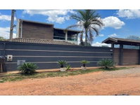 Casa residencial com 305,07 m² construídos em terreno de 750 m²