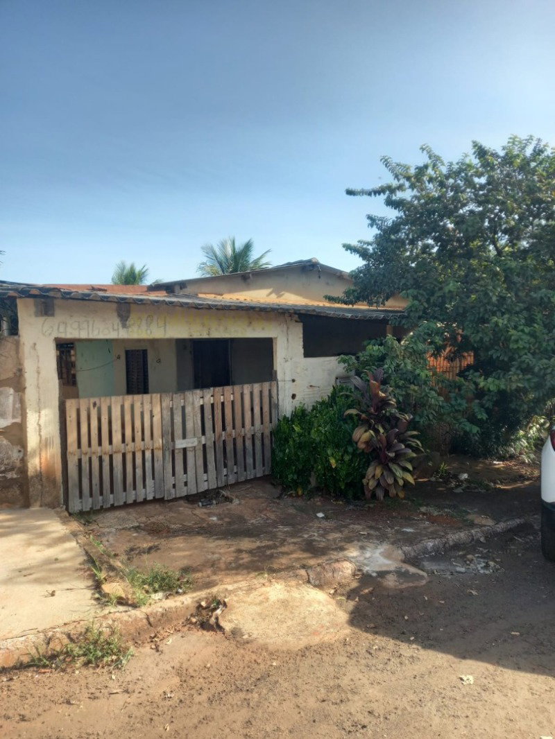 Terreno urbano com casa residencial, 3 quartos, 2 suítes, garagem e área de serviço