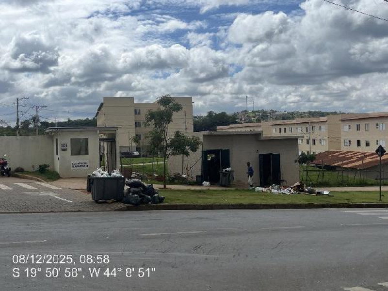 Apartamento com 2 quartos, 1 banheiro e vaga de garagem
