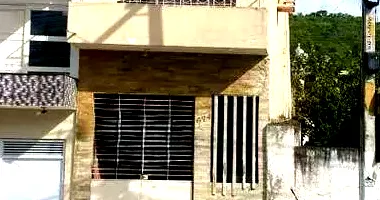 Casa padrão com 3 quartos, 2 banheiros, 1 vaga, 135m² construída, imóvel ocupado