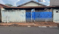 Casa padrão com 3 quartos, 2 banheiros e 1 vaga, ocupada