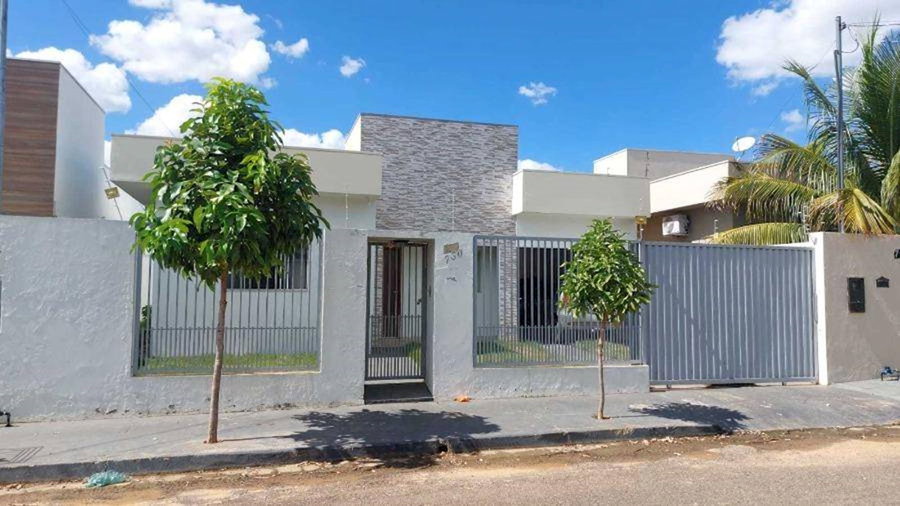 Casa padrão com 2 quartos, 1 banheiro e 1 vaga de garagem