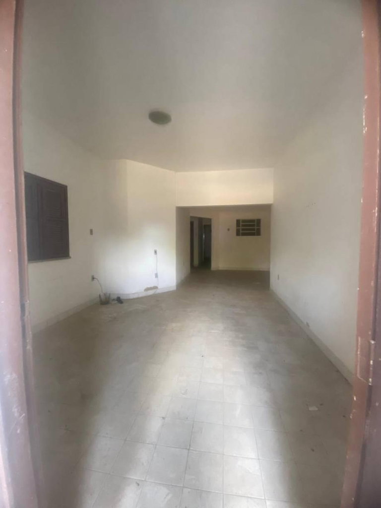 Casa desocupada com 5 quartos e 188 m² construída
