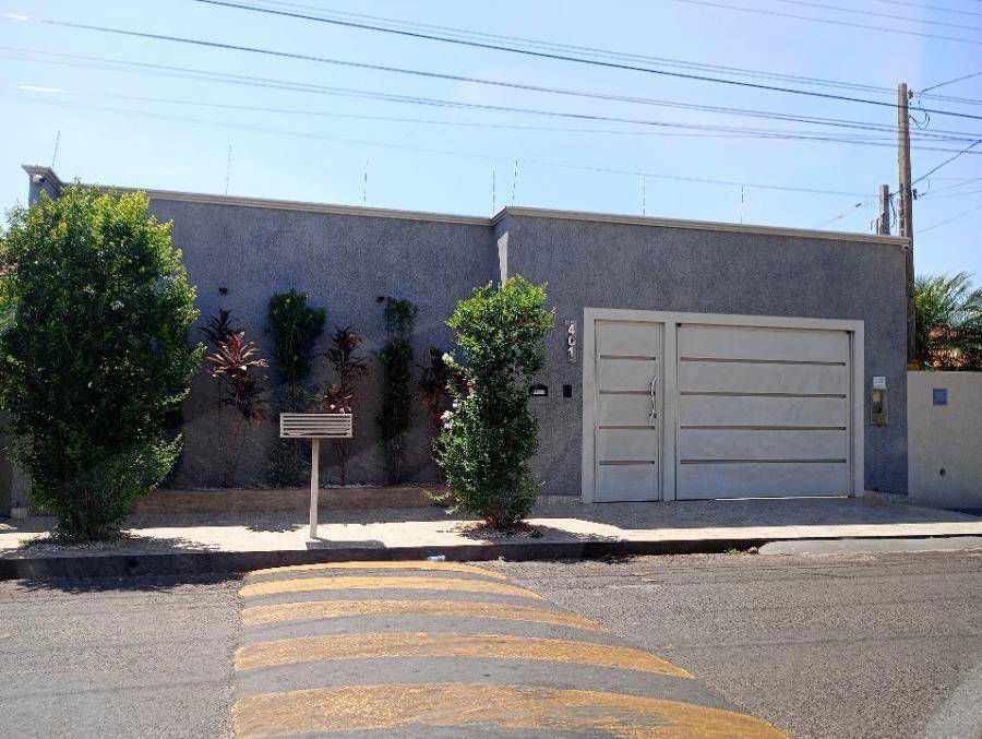 Casa padrão com 4 quartos, 3 banheiros, 1 vaga, área construída 216m²