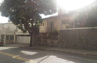 Prédio residencial com 6 quartos, 6 banheiros e área construída de 707m²