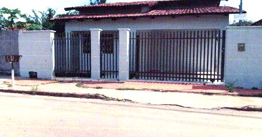 Casa com 2 quartos (1 suíte), banheiro, garagem e área de serviço ocupada