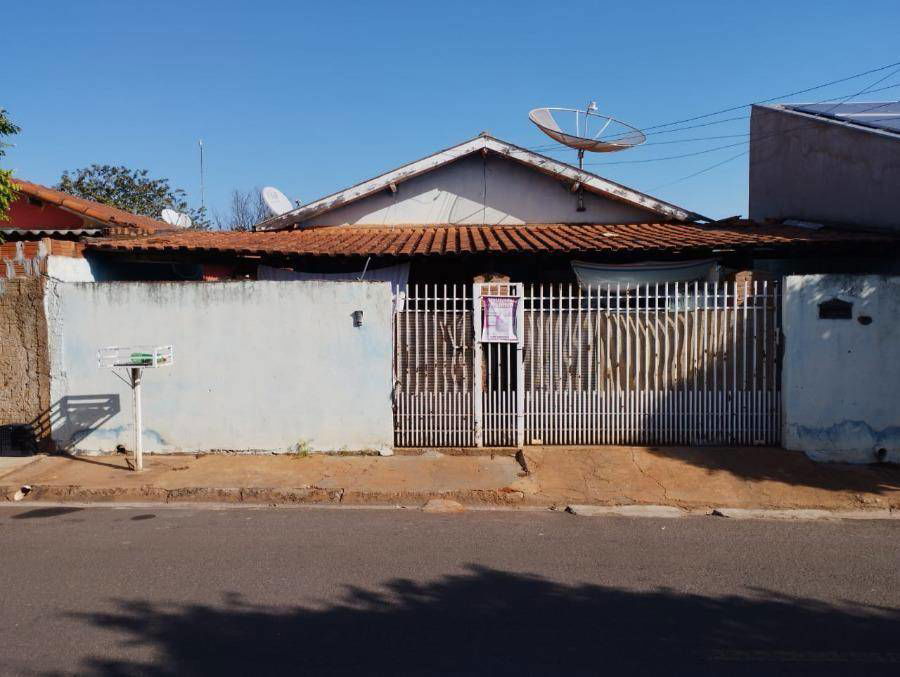 Casa com 3 quartos, 2 banheiros e 1 vaga, área construída 104m², ocupada