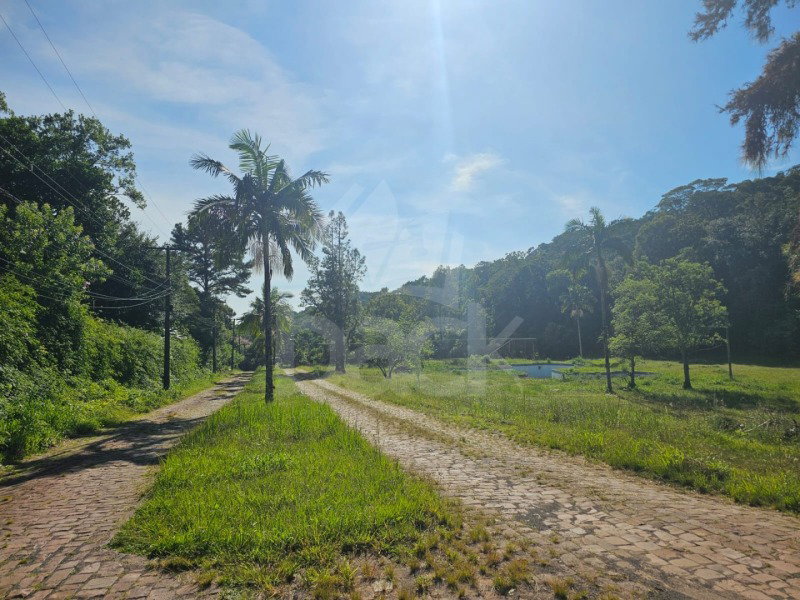 Terreno com 26.216 m², piscina e reservatórios de água