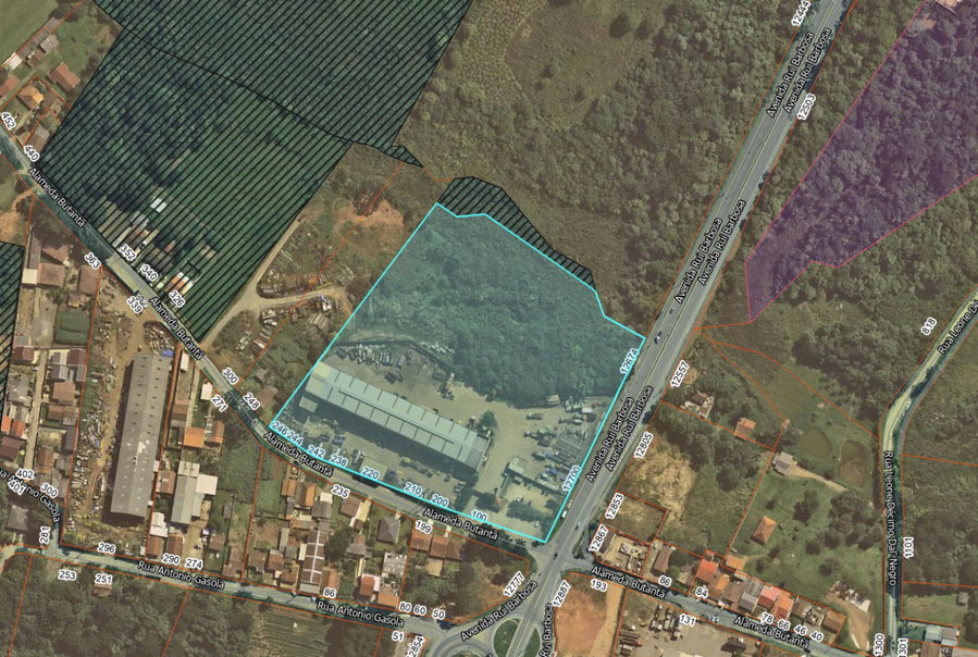 Terreno comercial com 29.502,88m² e construção pré-fabricada