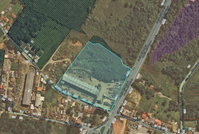 Terreno comercial com 29.502,88m² e construção pré-fabricada
