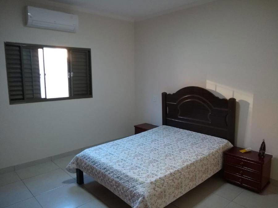 Casa com 3 quartos, 2 banheiros e 169m² construída, ocupada