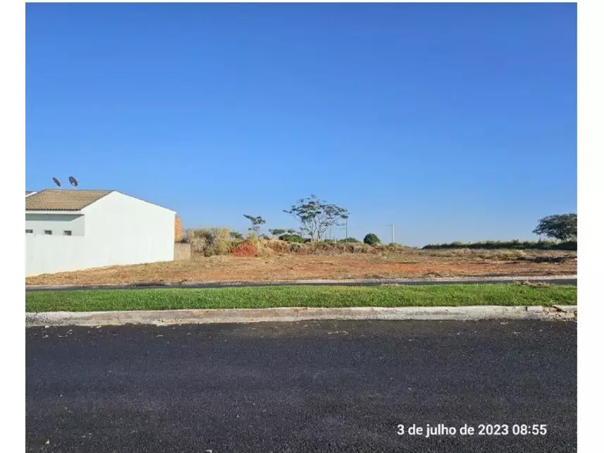 Terreno desocupado com 150m² em área central, ideal para construção