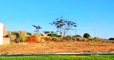 Terreno desocupado com 150m² em área central, ideal para construção