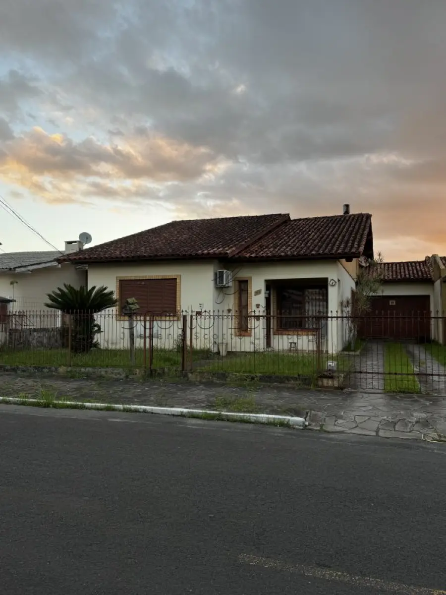 Casa com 3 quartos e 2 banheiros, área construída de 120m², desocupada