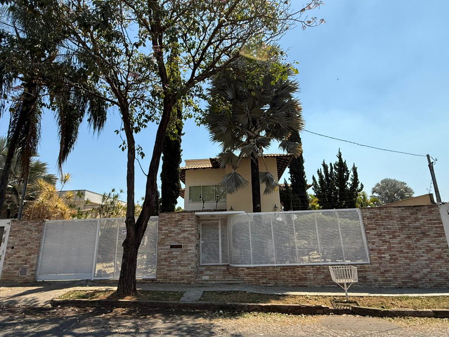Mansão com 5 Suítes e Lazer Completo em Belo Horizonte