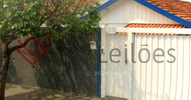 Prédio Residencial Simples com Sala, Cozinha, Quartos e Garagem