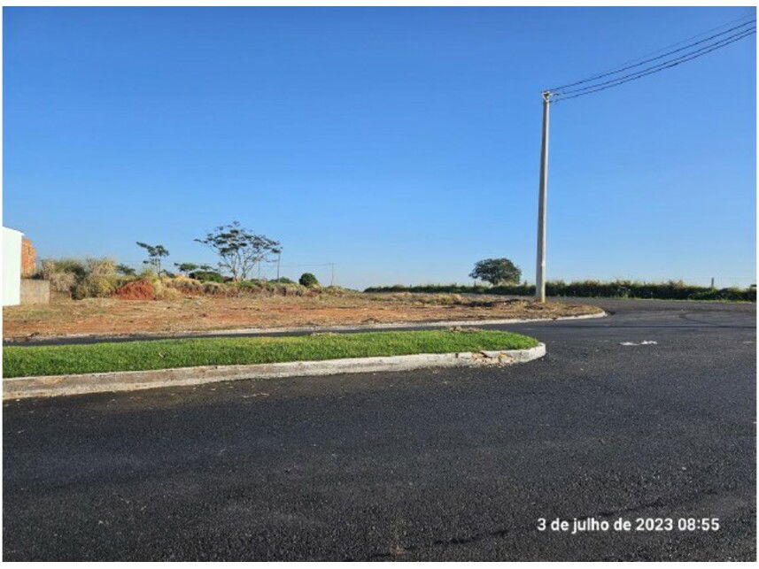 Terreno desocupado com 150m², ideal para construção